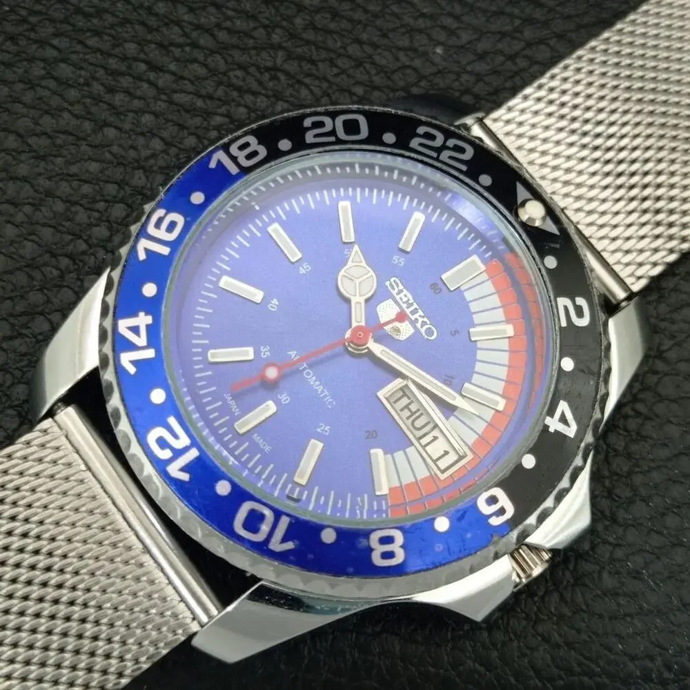 Vintage 1984 Seiko Diver Automatic Mens Silver Watch W/daydate & White accents